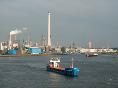 Rotterdam, Hollanda - 08 Mayıs 2020: Yolcu gemisinin kargo limanı altyapısının akşam görüntüsü.