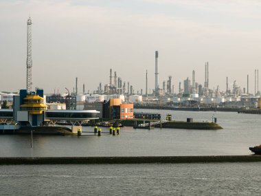 Rotterdam, Hollanda - 08 Mayıs 2020: Yolcu gemisinin kargo limanı altyapısının akşam görüntüsü.