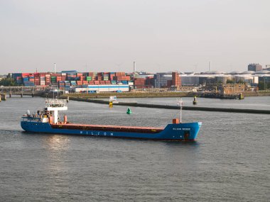 Rotterdam, Hollanda - 08 Mayıs 2020: Yolcu gemisinin kargo limanı altyapısının akşam görüntüsü.