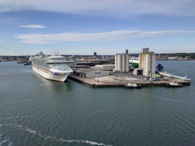 Southampton, İngiltere - 05 Mayıs 2020: Yolcu gemisinden gelen kargo ve yolcu gemisi binalarının altyapısı