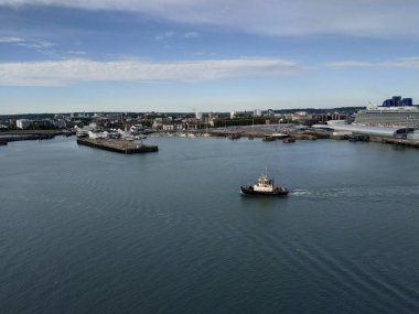 Southampton, İngiltere - 05 Mayıs 2020: Yolcu gemisinden gelen kargo ve yolcu gemisi binalarının altyapısı