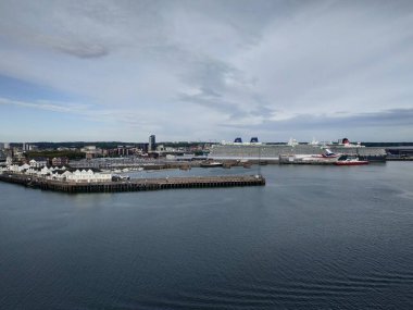 Southampton, İngiltere - 05 Mayıs 2020: Yolcu gemisinden gelen kargo ve yolcu gemisi binalarının altyapısı