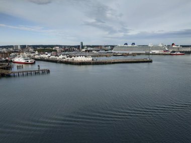 Southampton, İngiltere - 05 Mayıs 2020: Yolcu gemisinden gelen kargo ve yolcu gemisi binalarının altyapısı