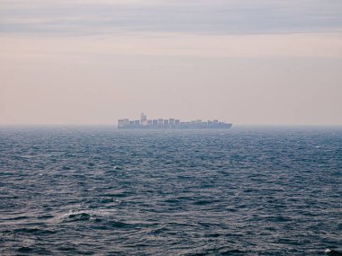 Atlantik Okyanusu 'nun ortasındaki dalgalara bakın.
