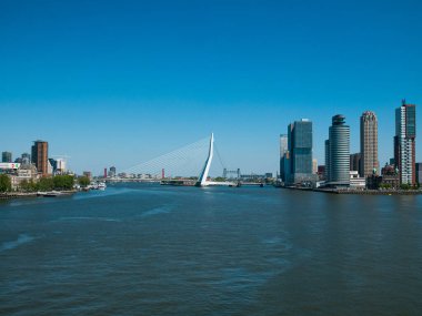 Rotterdam, Hollanda - 07 Mayıs 2020: yolcu gemisinin kargo limanı altyapısı