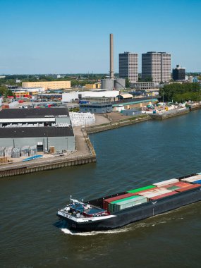 Rotterdam, Hollanda - 07 Mayıs 2020: yolcu gemisinin kargo limanı altyapısı