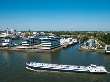 Rotterdam, Hollanda - 07 Mayıs 2020: yolcu gemisinin kargo limanı altyapısı