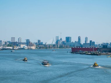 Rotterdam, Hollanda - 07 Mayıs 2020: yolcu gemisinin kargo limanı altyapısı