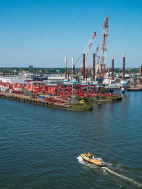 Rotterdam, Hollanda - 07 Mayıs 2020: yolcu gemisinin kargo limanı altyapısı