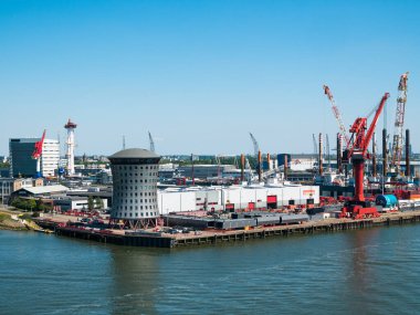Rotterdam, Hollanda - 07 Mayıs 2020: yolcu gemisinin kargo limanı altyapısı