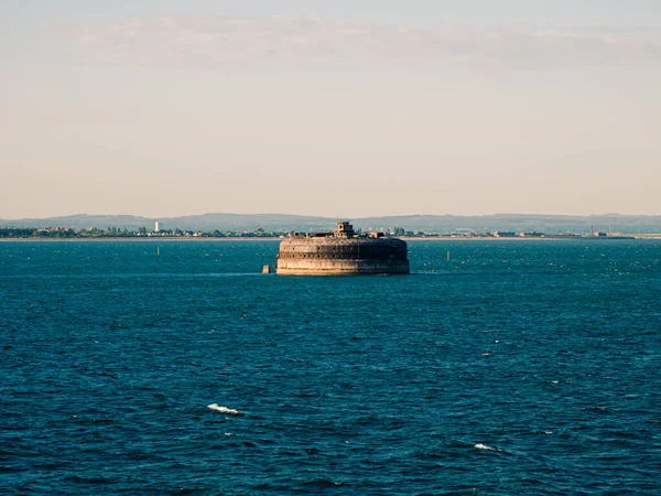 海のクルーズ船からのポーツマスの建物のパノラマビュー — ストック写真