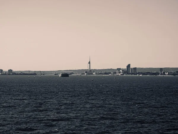 海のクルーズ船からのポーツマスの建物のパノラマビュー — ストック写真