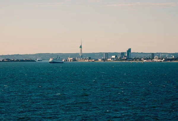 Vista Panoramica Sugli Edifici Portsmouth Dalla Nave Crociera Nell Oceano — Foto Stock