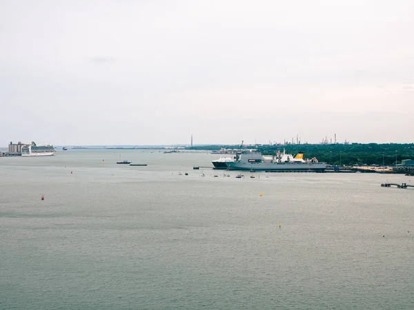 サウサンプトン イギリス 2020年5月5日 クルーズ船からの貨物およびクルーズ船ポートビルインフラストラクチャのビュー — ストック写真