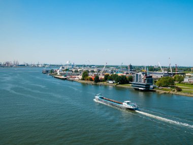 Rotterdam, Hollanda - 07 Mayıs 2020: yolcu gemisinin kargo limanı altyapısı