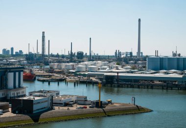 Rotterdam, Hollanda - 07 Mayıs 2020: yolcu gemisinin kargo limanı altyapısı