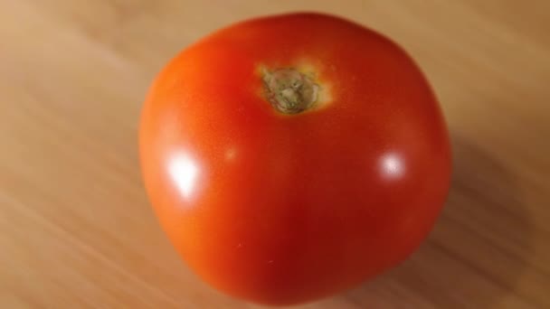 Un pomodoro maturo e succoso — Video Stock