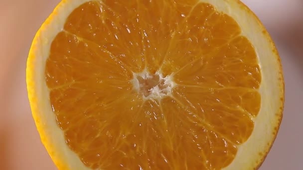 Разрежь наполовину апельсин. Крупнее — стоковое видео