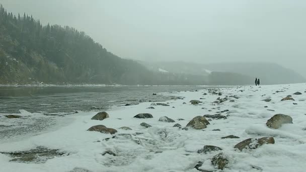 Two human figures on a deserted riverbank — Stock video