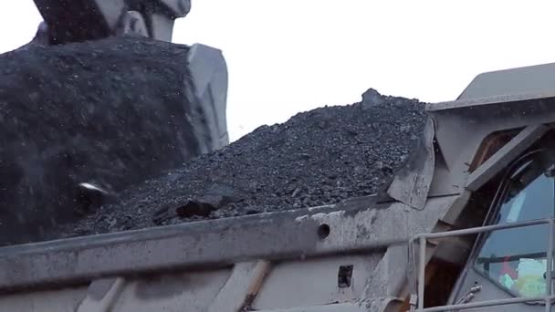 Ведро черпает уголь — стоковое видео