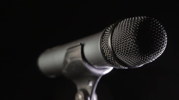 The microphone after speaking — Stock Video