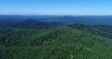 Ormanları ile kaplı dağ sistemi