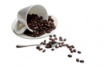 Dağınık kahve ile beyaz kahve fincanı