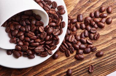 Beyaz fincan kahve ile ters