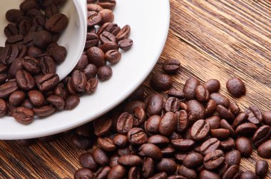 Beyaz fincan kahve ile ters