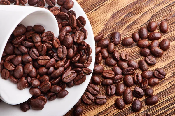 Beyaz fincan kahve ile ters