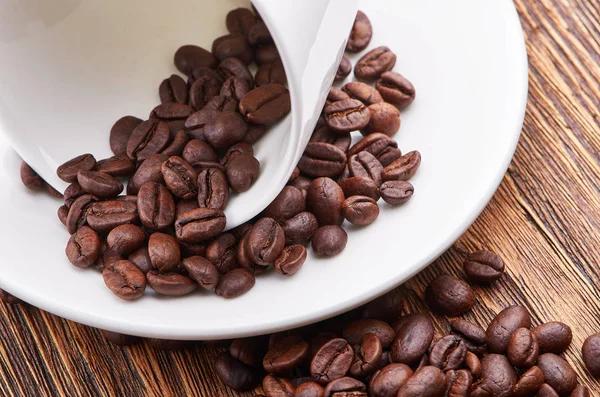 Beyaz fincan kahve ile ters