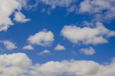 Bulutlu mavi gökyüzü