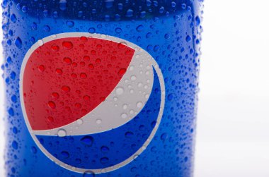 Beyaz izole arka planda bir pepsi içki şişesi. -Ebilmek var olmak 