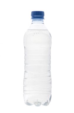 Beyaz arka planda bir şişe su.