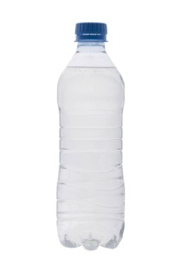 Beyaz arka planda bir şişe su.