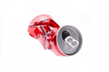 Buruşuk metal bir beyaz izole arka plan üzerinde olabilir