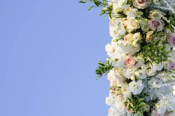 白いバラの結婚式のアーチ — ストック写真