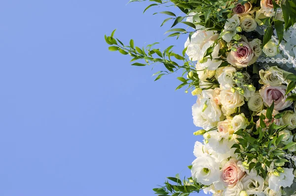 白いバラの結婚式のアーチ — ストック写真