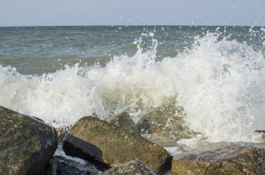 Deniz kıyısında büyük taşlarla