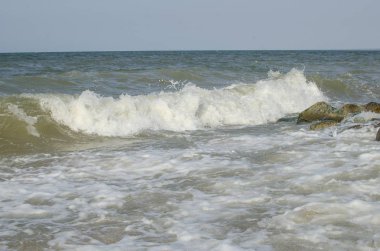 Deniz kıyısında büyük taşlarla