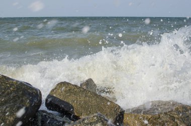 Deniz kıyısında büyük taşlarla