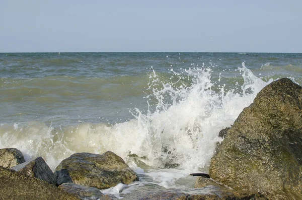 Deniz kıyısında büyük taşlarla