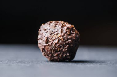 siyah bir tablo üzerinde yuvarlak çikolata şeker