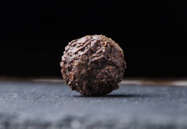 siyah bir tablo üzerinde yuvarlak çikolata şeker