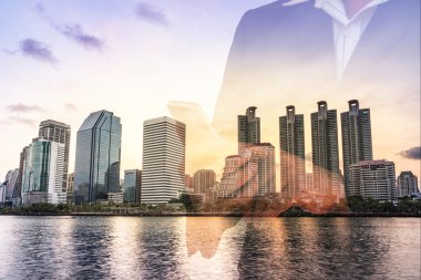 çift pozlama cityscape ve iş adamı onun akıllı telefon kontrol