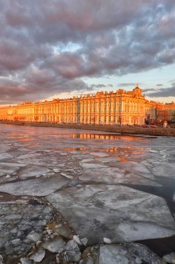 kış sezonunda hermitage ve nehirde buz molası
