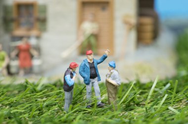 mini işçi grubu ev bahçesinde konuşurken