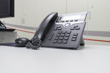 VoIP telefon ofiste masa