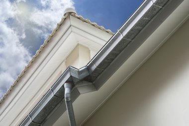 yalak çatı ve mavi gökyüzü ve bulutlu