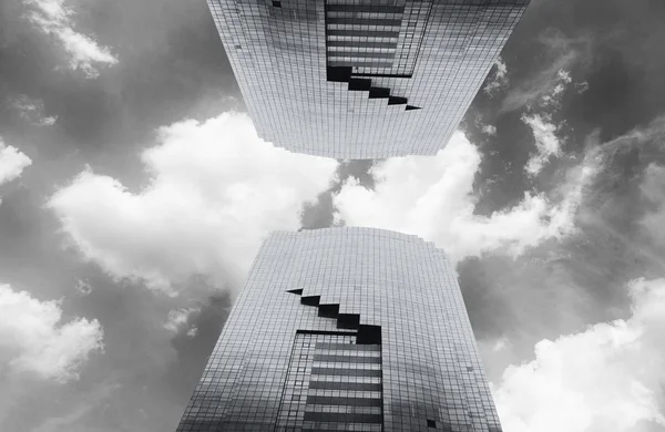 Doppio edificio astratto su filtro in bianco e nero — Foto Stock